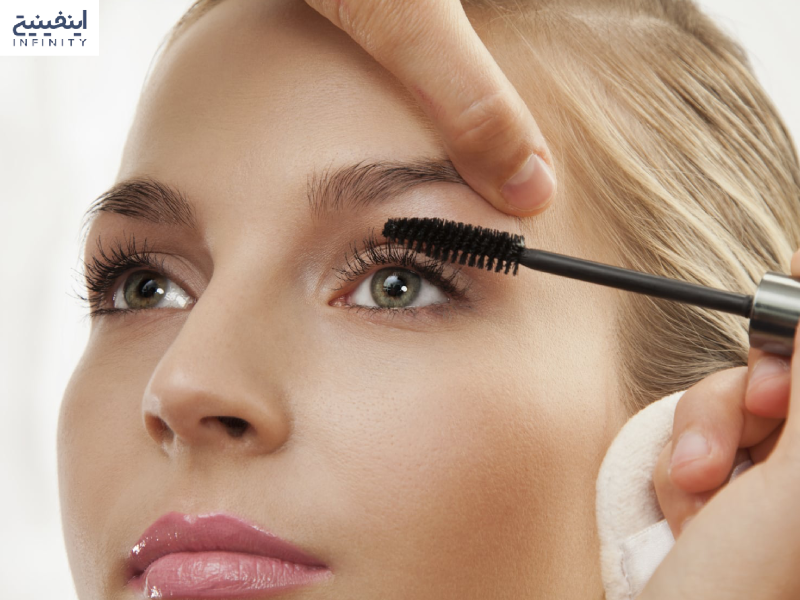 استفاده از ریمل‌های بی‌رنگ یا سبک در میکاپ لایت