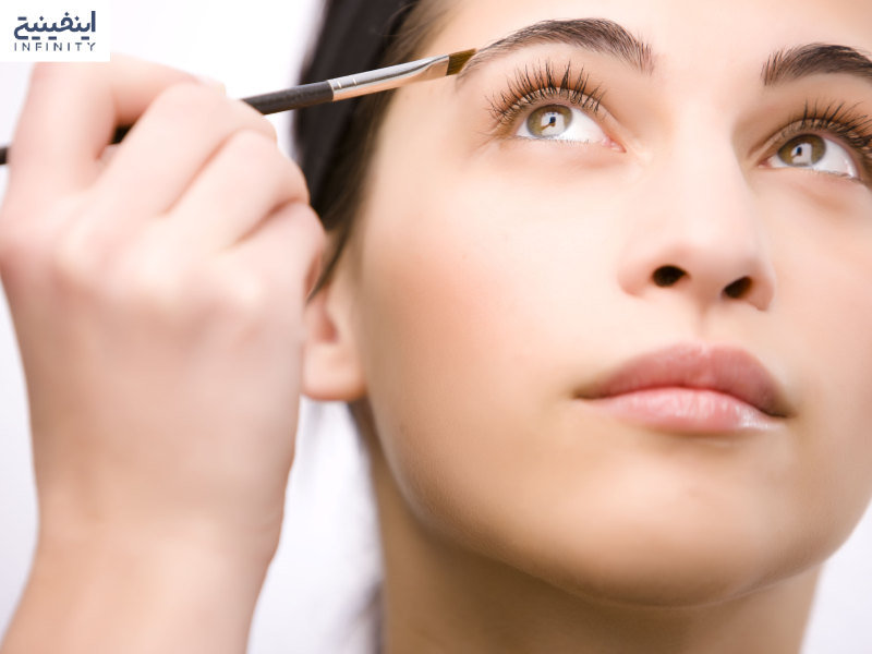 استفاده از ریمل‌های بی‌رنگ یا سبک در میکاپ لایت